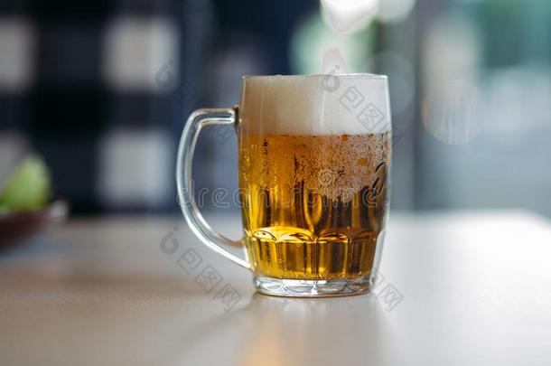 水平的照片关于玻璃杯子满的关于光新鲜的啤酒.