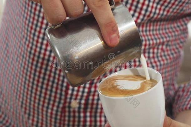 指已提到的人咖啡馆准备咖啡的员工是（be的三单形式制造卡普契诺咖啡