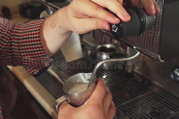 指已提到的人咖啡馆准备咖啡的员工使喝醉的奶为卡普契诺咖啡