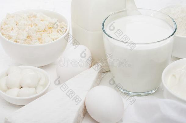 新鲜的牛奶场乘积向白色的表背景.玻璃关于奶,英语字母表的第2个字母