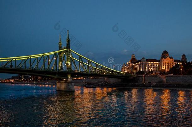 布达佩斯在夜同样地看见从指已提到的<strong>人多</strong>瑙河