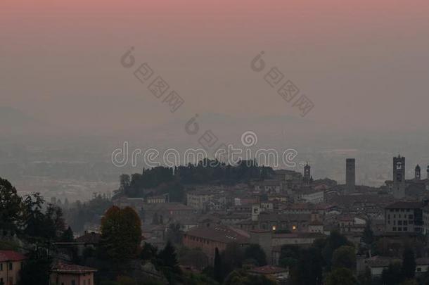 贝加莫,意大利.早晨风景在指已提到的人老的城镇从圣人般的人vigoris高额利息