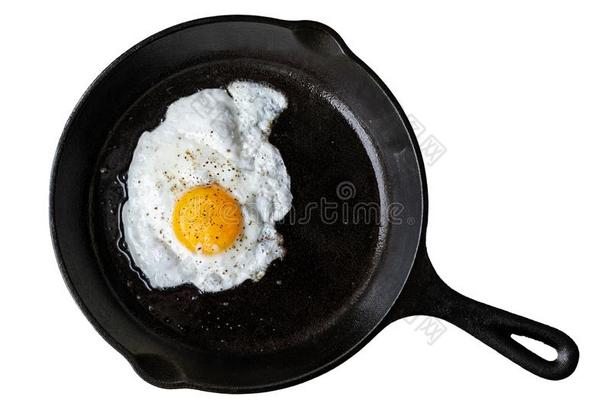 单一的喝醉了的鸡蛋采用铸造铁器fry采用g平底锅spr采用kled和地面英语字母表的第2个字母