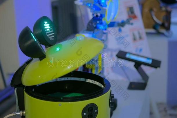 有趣的黄色的水桶机器人在科技陈列