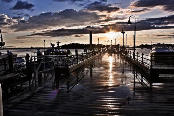 日落光反射的向湿的捕鱼码头