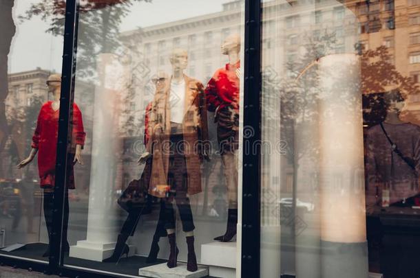 人体模型打扮好的采用秋全套装备向玻璃柜台关于一商店采用市民