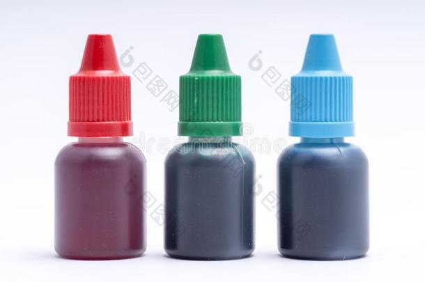 小的瓶子极少的量红色的,绿色的,蓝色液体