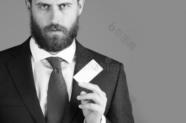 空白的商业卡片采用手关于男人或总经理