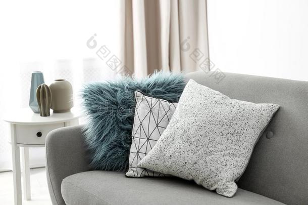 不同的软的枕头向沙发采用房间