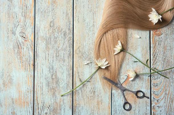 作品和头发关于亚麻色的头发和花向木制的后面