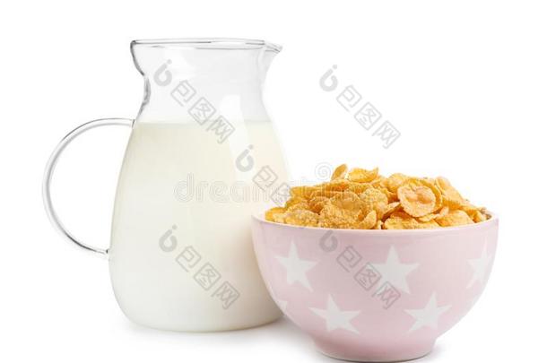 碗和易碎的脆玉米片和n.大罐关于奶
