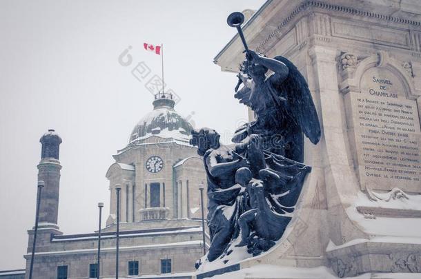 雕像采用魁北克城市