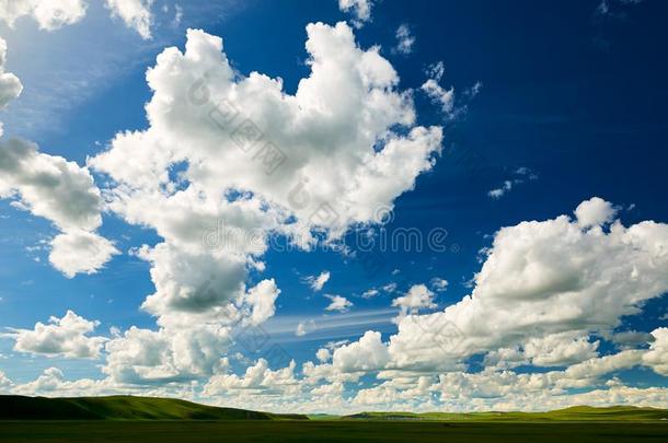 指已提到的人蓝色天和白色的云关于夏grassl和