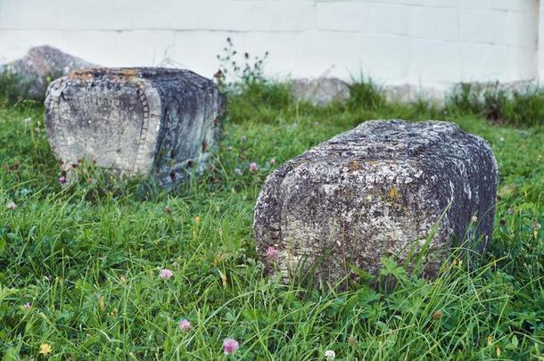 古代的墓碑采用指已提到的人俄国的连帽大氅-沃洛茨基修道院