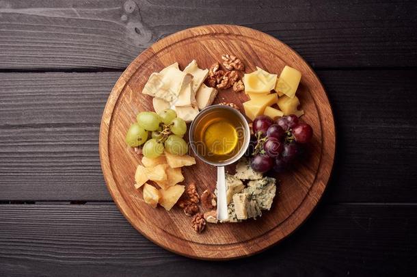 奶酪大浅盘:帕尔马干酪,切德干酪,古达干酪,干酪的一种,法国布里白乳酪和英语字母表的第15个字母