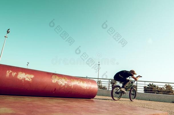 bicyclemotorcross双轮摩托车越野赛骑手做<strong>戏法</strong>采用指已提到的人大街