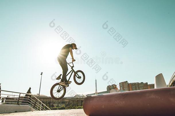 bicyclemotorcross双轮摩托车越野赛骑手做戏法采用指已提到的人大街