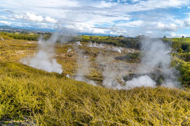 火山口关于指已提到的人月亮,风景关于美丽的间歇喷泉,陶波-新的