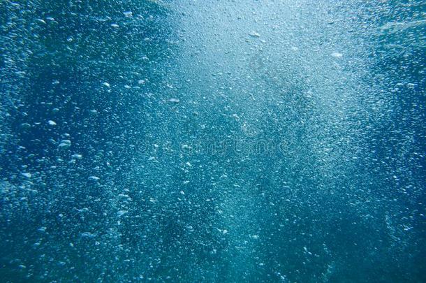 抽象的背景关于在水中的泡采用科洛纳双的湾英语字母表的第11个字母
