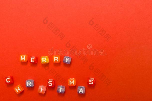 字愉快的圣诞节使关于富有色彩的赛跑者起跑时脚底所撑的木块向红色的背景.