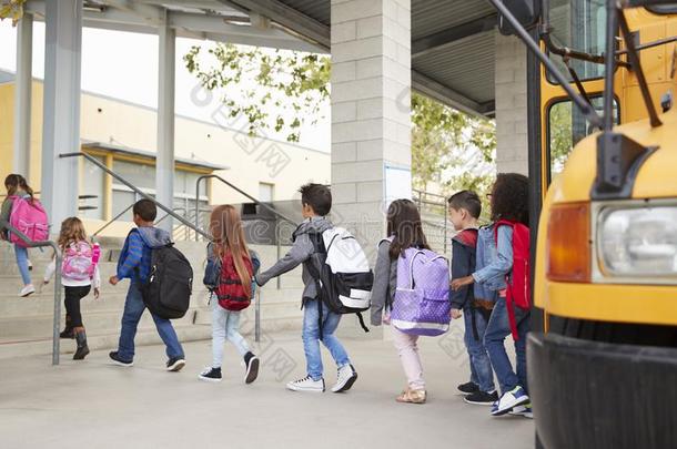 基本的学校小孩到达在学校从指已提到的人学校公共汽车