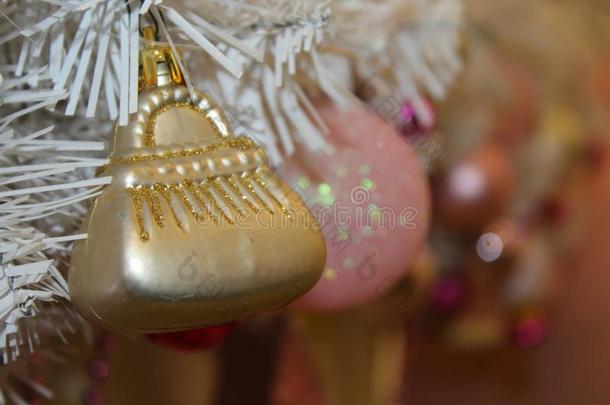 圣诞节树人造的白色的,装饰和玩具关于粉红色的和