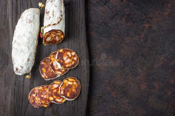 传统的西班牙加调料的口利左香肠香肠向黑的锋利的板