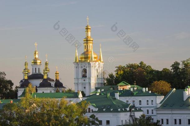 金色的-有穹顶的钟塔采用啄木鸟拉布拉,基辅,Ukra采用e
