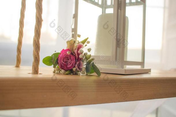 婚礼背景:灯和花关-在上面向摇摆窗