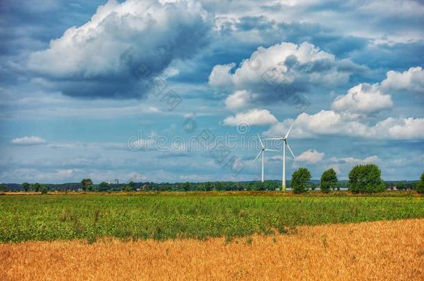 照片关于风农场发电机采用指已提到的人绿色的田.