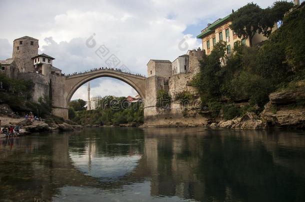 全景的看法关于莫斯塔尔桥,波斯尼亚和黑塞哥维那