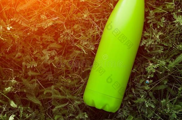 不锈的热水瓶水瓶子,不光滑的光绿色的颜色.假雷达
