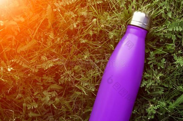 不锈的热水瓶水瓶子,不光滑的紫色的颜色.假雷达伊索拉