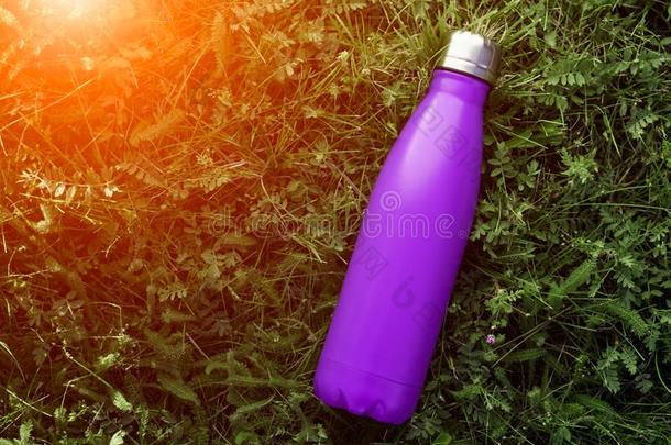 不锈的热水瓶水瓶子,不光滑的紫色的颜色.假雷达伊索拉