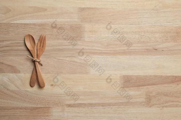 木制的表顶和厨房商品为背景