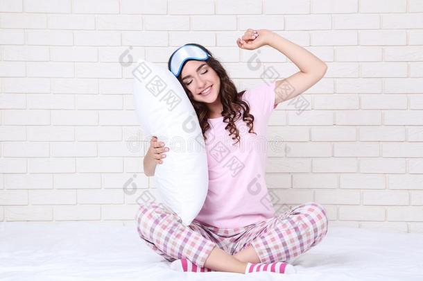 女孩和白色的枕头和睡眠面具