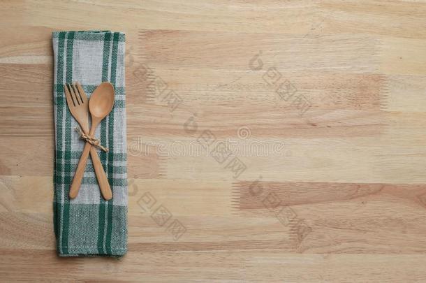 木制的表顶和厨房商品为背景