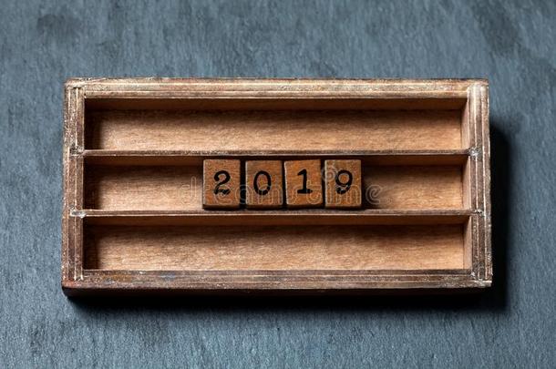 2019年招呼卡片招待海报.酿酒的盒,木制的英语字母表的第3个字母