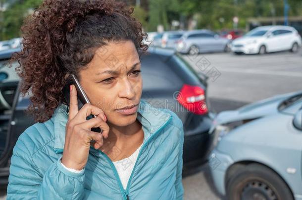 女人呼唤路边服务后的挡泥板狂饮作乐汽车碰撞