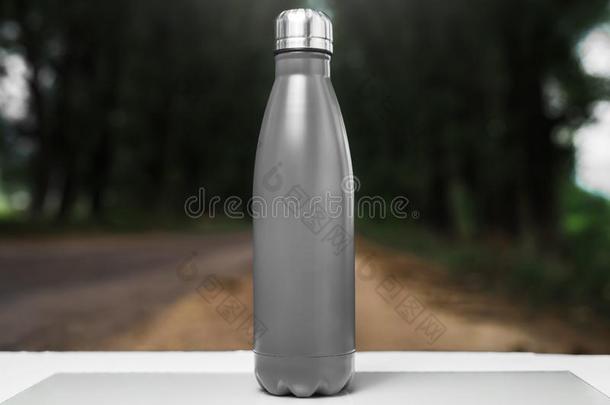 不锈的热水瓶水瓶子向白色的表,户外的.黑的Colombia哥伦比亚