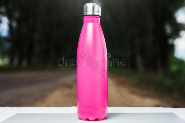 不锈的热水瓶<strong>水瓶子</strong>向白色的表,户外的.粉红色的关口