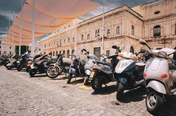 塞维尔,西班牙.摩托车,摩托车,小型摩托车停泊的采用市民