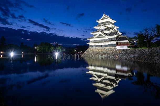 松本城堡在夜采用黑色亮漆