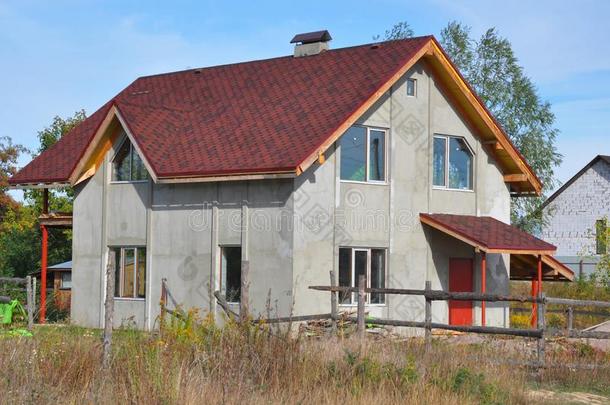 建筑物房屋和沥青带状疱疹屋顶盖法和粉饰灰泥墙.英语字母表的第18个字母