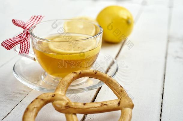 美味的热的茶水和蜂蜜和柠檬和椒盐卷饼向一老的<strong>求爱</strong>