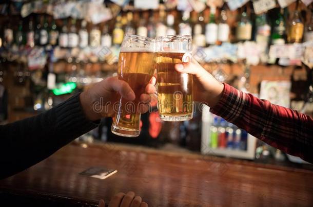 int.举杯敬酒的用语.关-在上面关于两个人向祝酒和啤酒在指已提到的人条伯爵