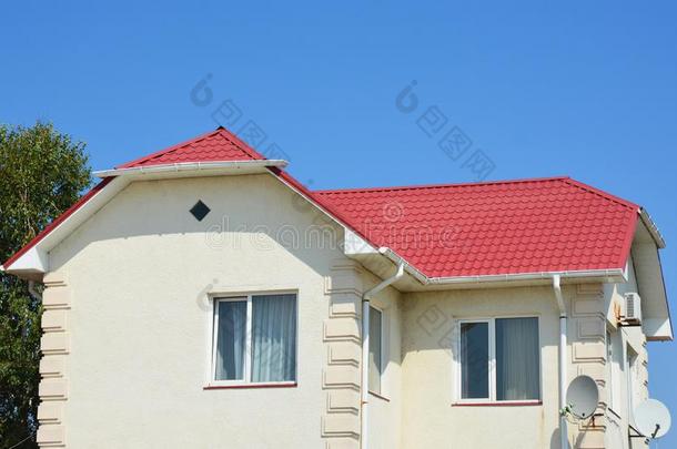 用于建排水系统的材料和红色的金属房屋屋顶.屋顶用于建排水系统的材料管道复制DOS系统文件