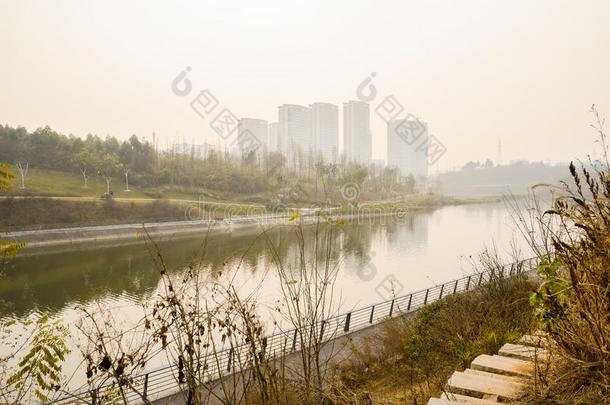 河边瘦弱的石头楼梯和城市采用背景