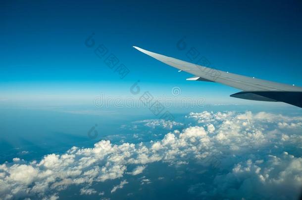 飞机飞行的在上面指已提到的人克劳德和蓝色天.美好的看法从Thailand泰国