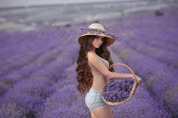 美丽的年幼的女人和采用柳条帽子pos采用g采用紫色的莱文